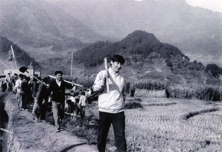 　　△1989年，時任福建寧德地委書記的習近平帶領地直機關千余名干部到水利工地參加修整水渠勞動。